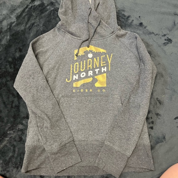 Size medium sweater - Picture 2 of 5